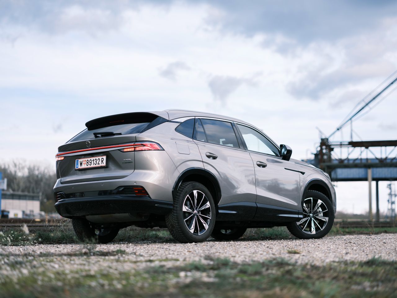 Eleganter Abgang mit durchgehendem Lichtband und Heckleuchten mit 3D-Effekt.