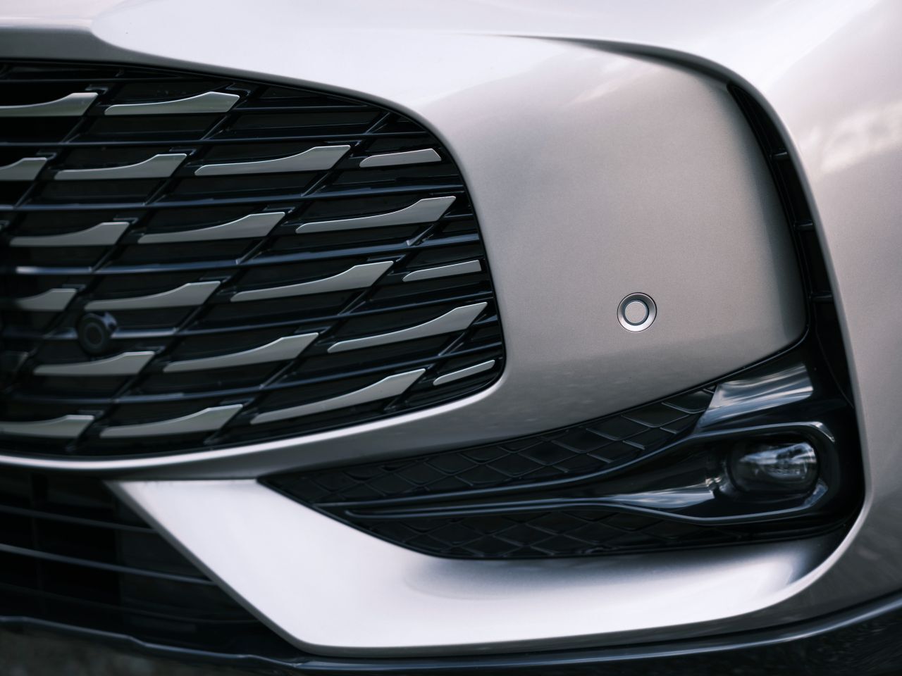 Breiter Kühlergrill mit farbigen Lamellen und sportiver Einfassung.