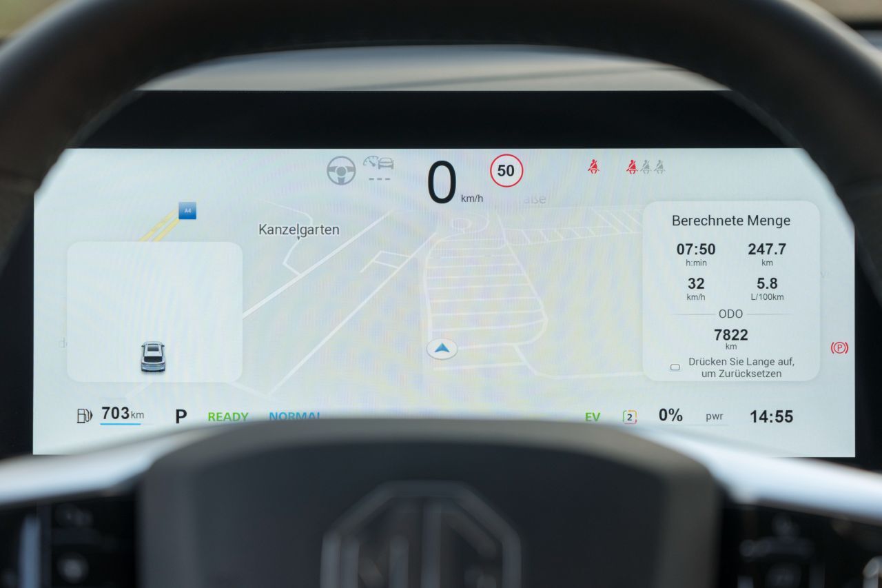 Das große Fahrerdisplay korrespondiert …