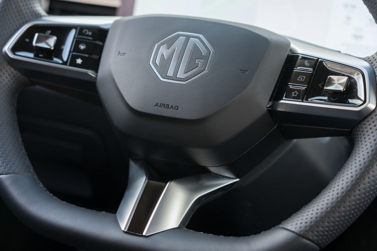 … mit der Lenkradfernbedienung.