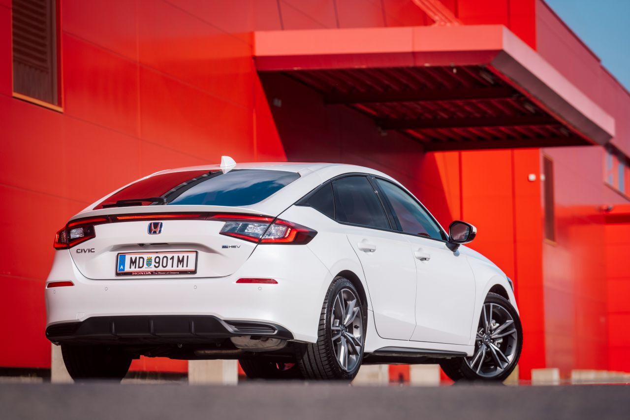 Dieses Auto wirkt zeitgemäß und zeitlos zugleich, es ist eine Absage an jede Mode, die derzeit in Asien und Europa das Karosseriedesign inspiriert.