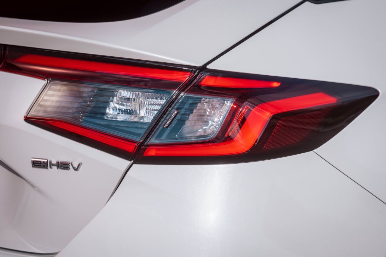 Die Rücklichter geben dem hinteren Ende Breitenwirkung.