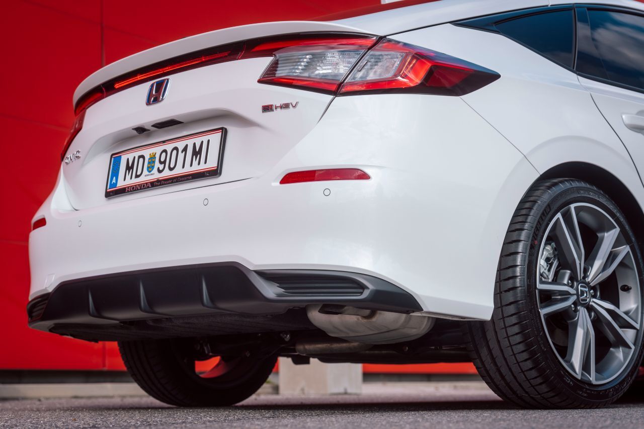 Großflächige Heckscheibe, kurzes Heck.