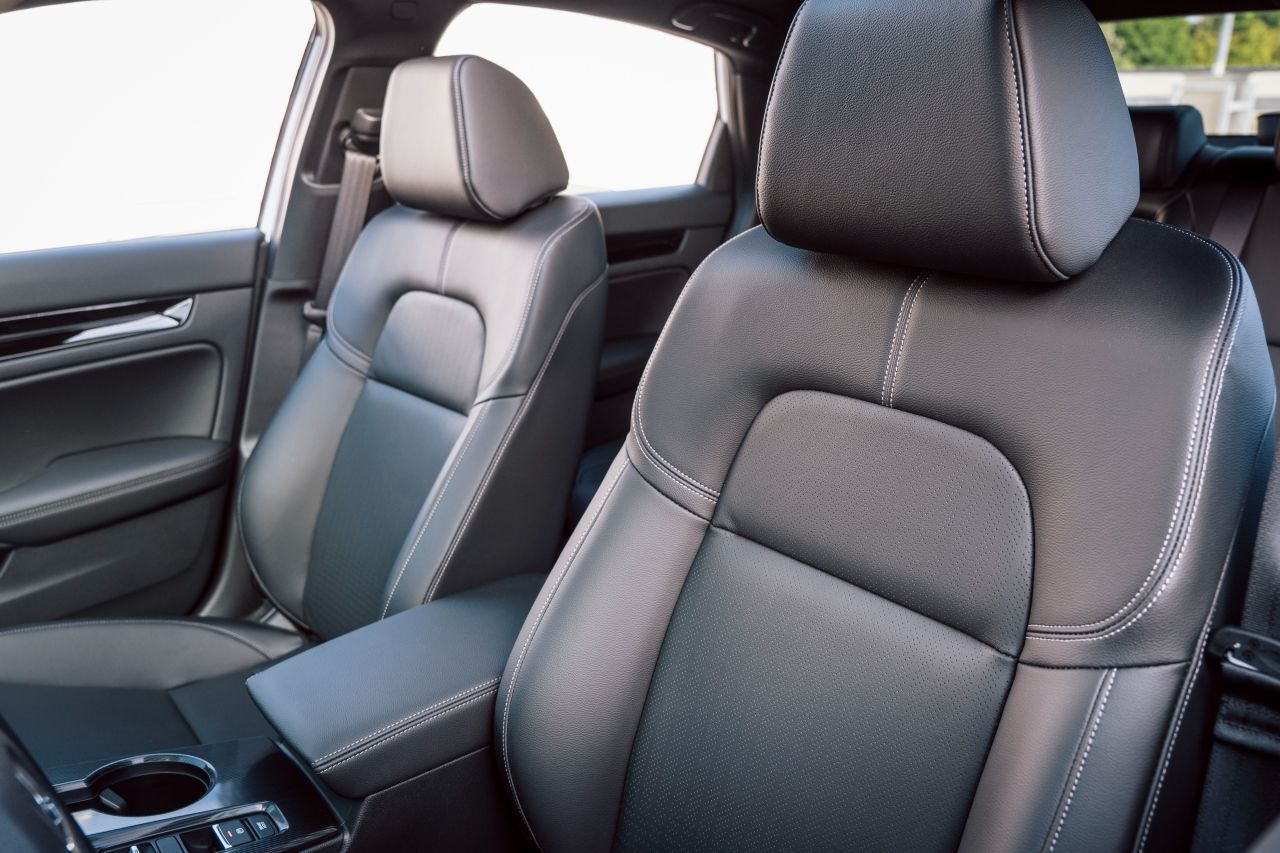 Lob gebührt den straffen, bequemen Vordersitze und besonderer Applaus den Platzverhältnisse auf den Rücksitzen.