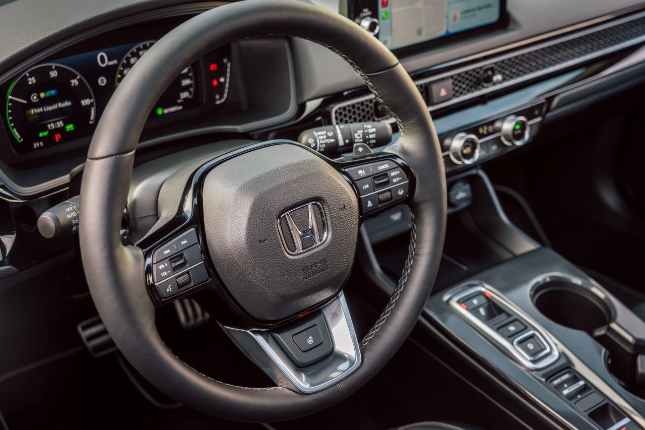 Das Lederlenkrad liegt gut zur Hand.