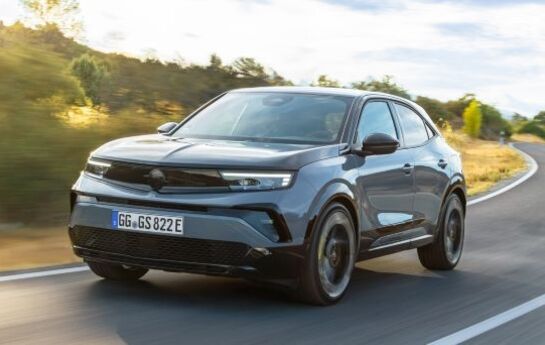 Beschleunigt von einem ambitionierten Komponentenmix, schneidet der Mokka GSE mit feiner Klinge durch die Kurven. - Mein täglicher Morgensport