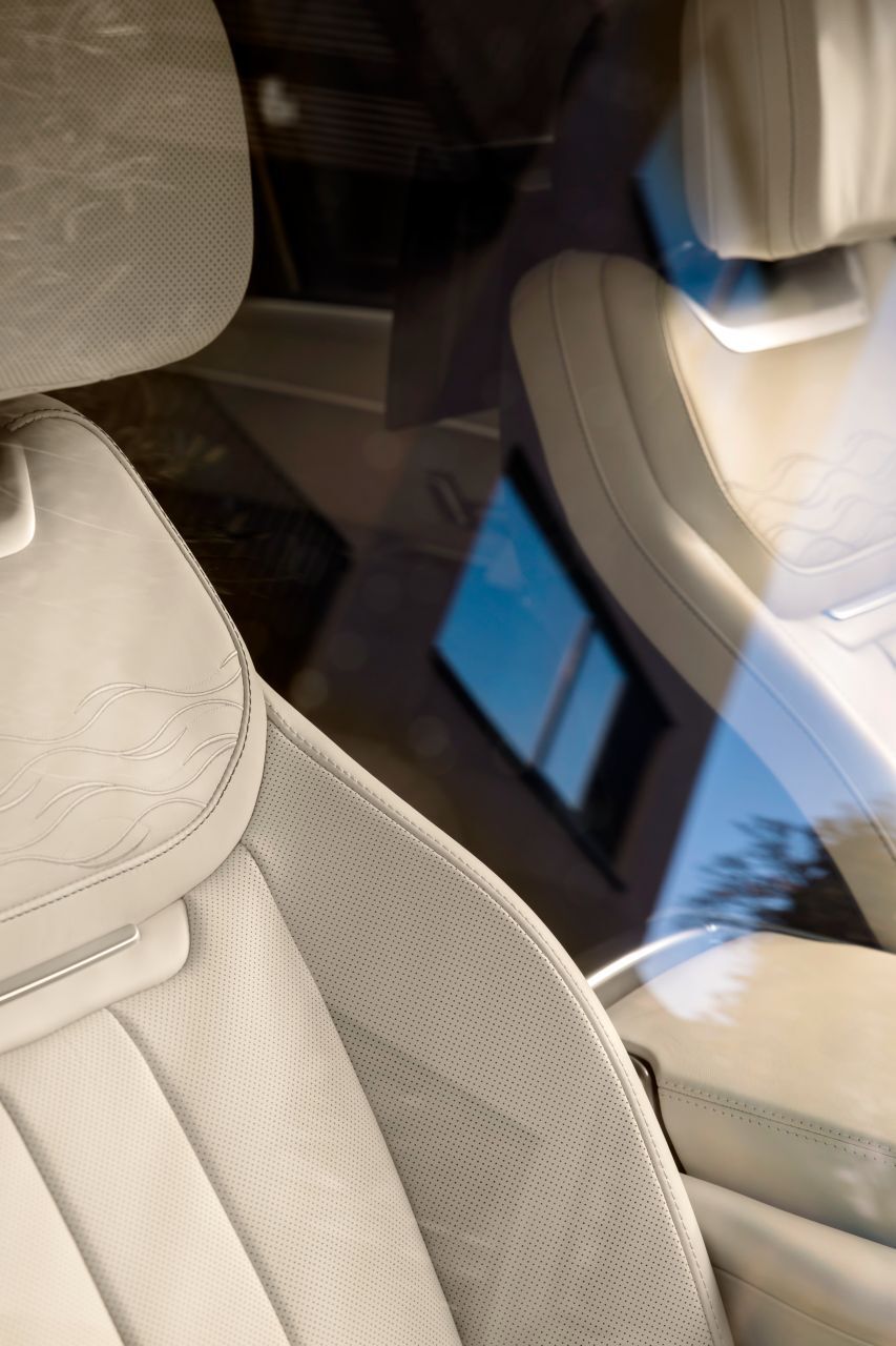 Anschauungsobjekt mit Perlino-Leder und einzigartigen Stickereien.