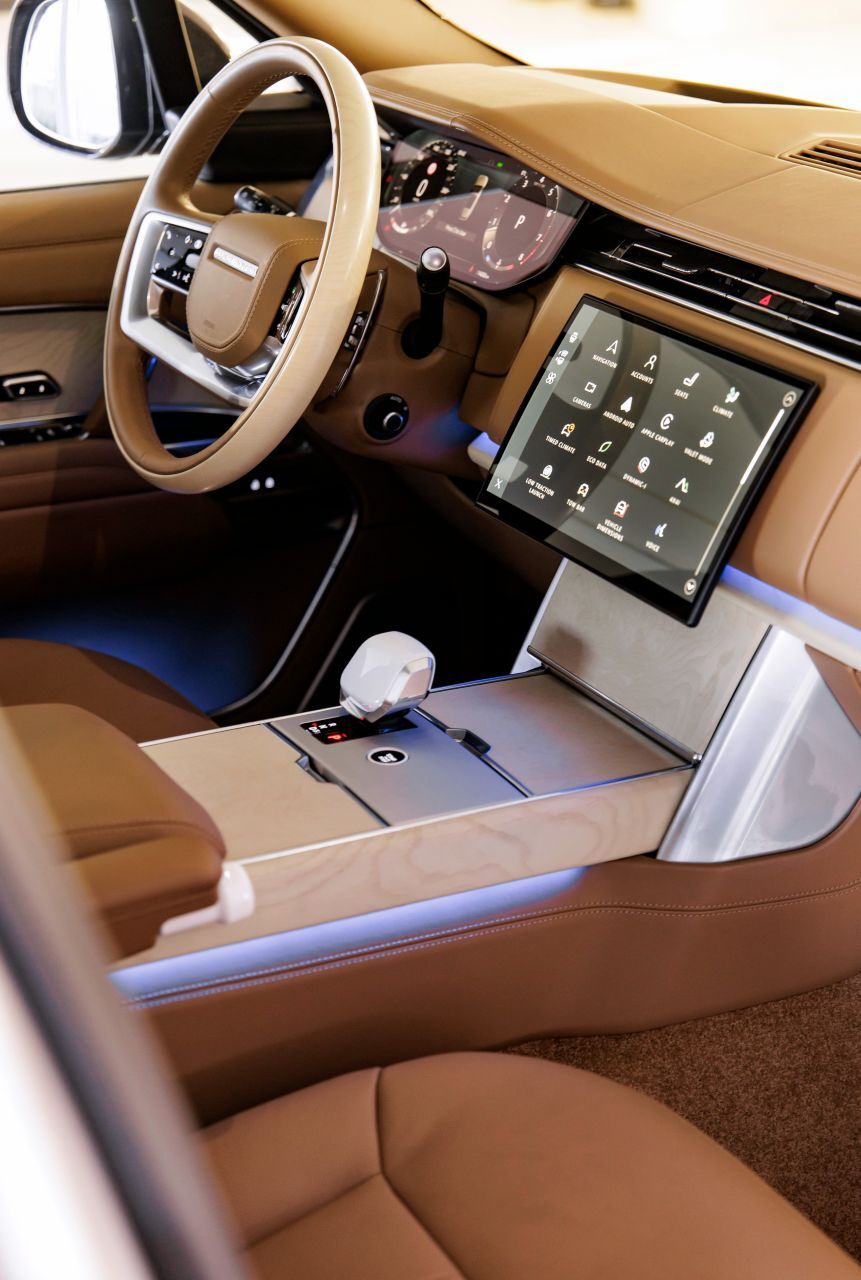 Innenraäume mit speziellen Ledersorten, Teppichen und Hölzern.