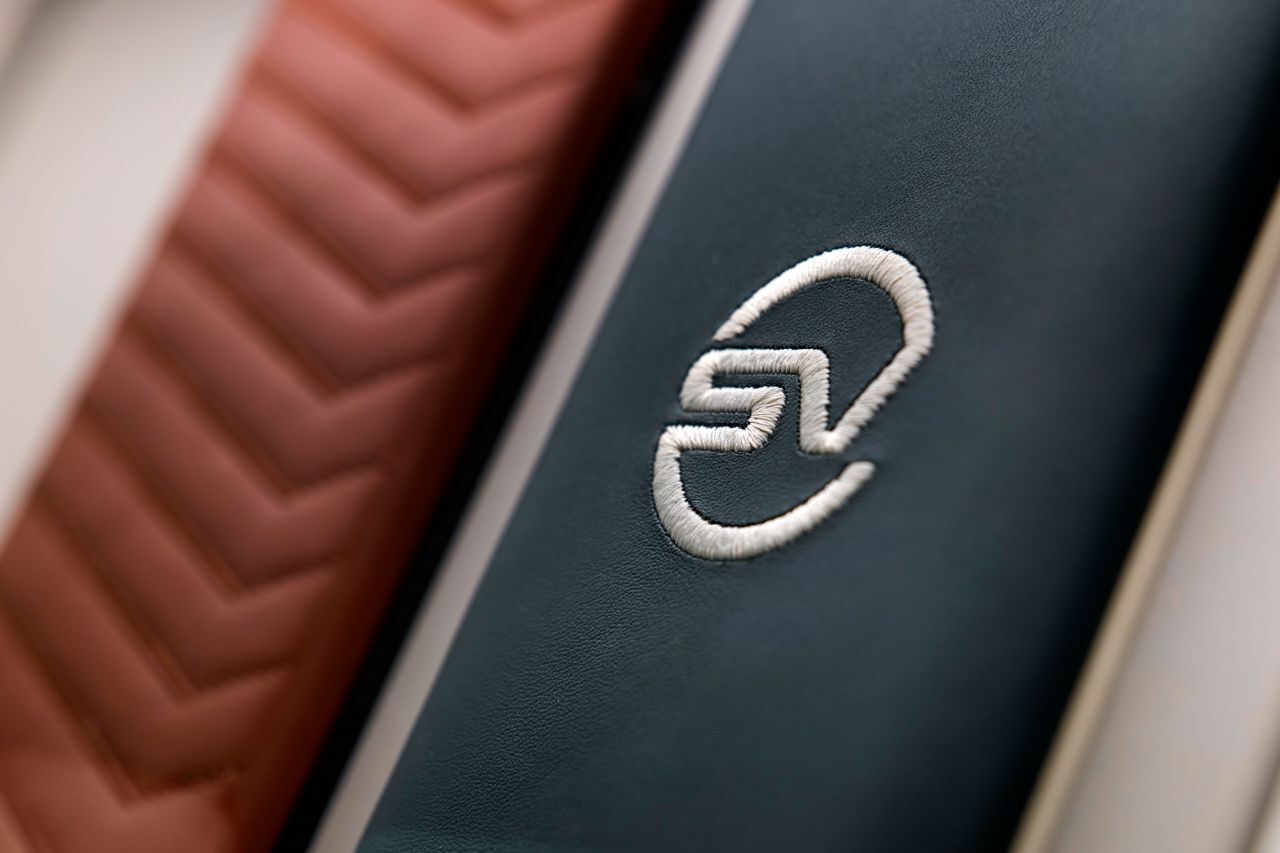 Gestickte SV-Logos und Besitzer-Initialen gehören zum Bespoke-Angebot.