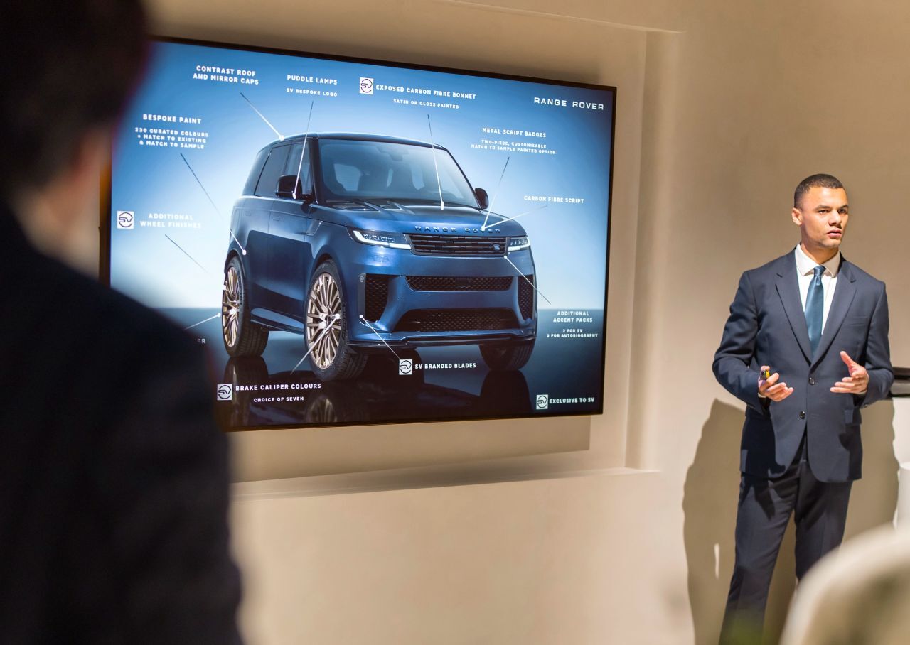 Der Kunde in guten Händen: Innenarchitekt und Designer Daniël Devadder leitet das Bespoke-Studio in Antwerpen. Hier zeigt er die Exterieur-Möglichkeiten.