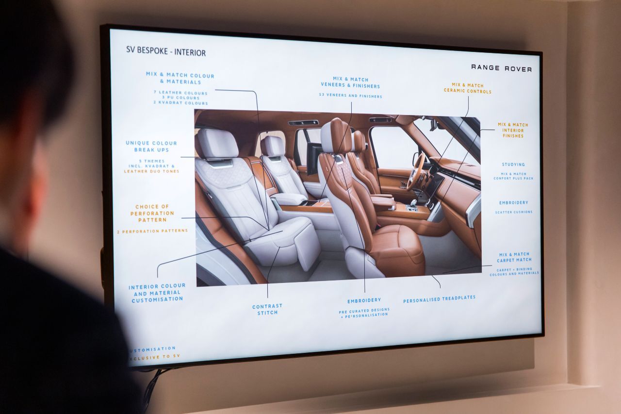 Ein Blick auf die vielfältigen Individualisierungsmöglichkeiten von SV Bespoke im Innenraum. Designer Daniël Devadder berät die Kunden in Antwerpen.