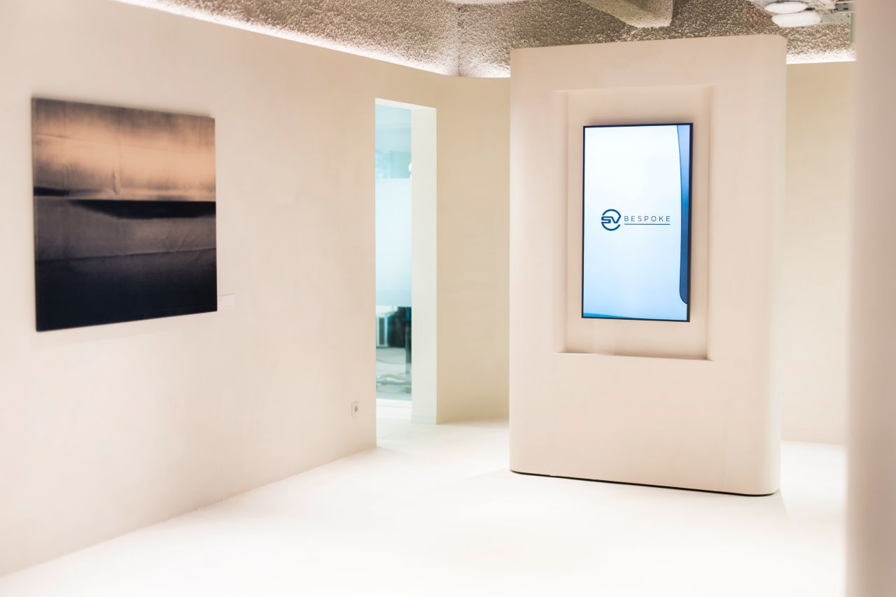 Moderne Kunst an den Wänden, kuratierte Autos im Programm: Hier entstehen Range Rovers ganz nach den exakten Vorgaben der künftigen Besitzer.