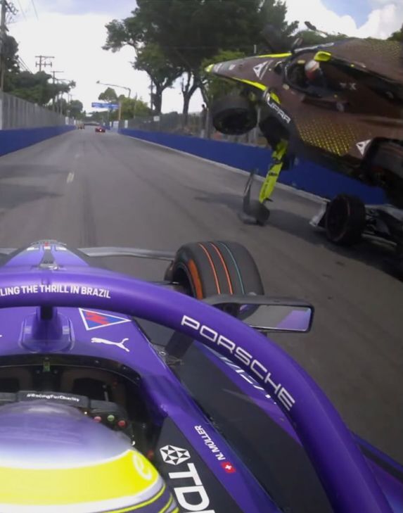 Das Bild des Tages: Rookie Pepe Marti überschlug sich spektakulär. Er blieb unverletzt, ein weiteres Zeichen der Sicherheit in der Formel E – auch dank Halo.