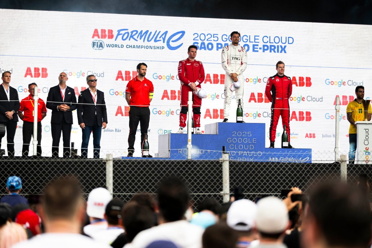 Jake Dennis gewann im Andretti-Porsche vom ersten Startplatz aus vor Oliver Rowland (Nissan) und Nick Cassidy (Citroen).