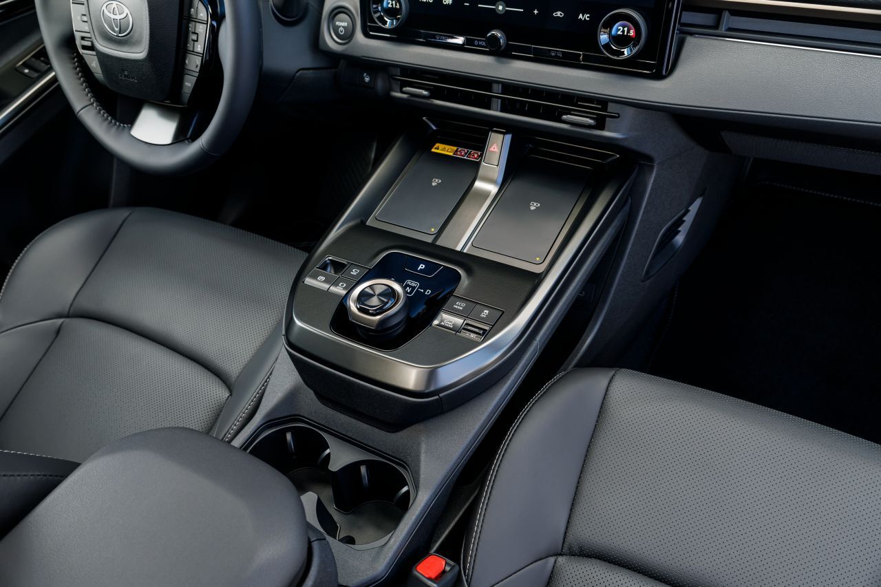 Wuchtige Mittelkonsole mit Doppel-Ladestation für die Smartphones.