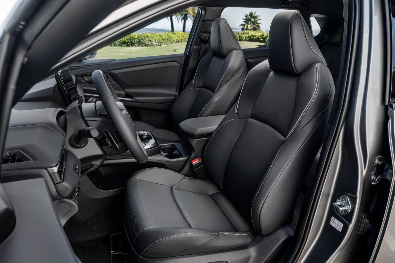 Mit neuen Sitzbezügen aus Recycling- und biobasierenden Materialen verbessert der bZ4X seine Öko-Bilanz.