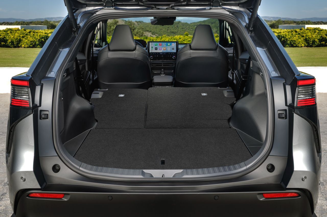 Das Basis-Kofferraumvolumen beträgt 452 Liter, die lange erweiterte Ladefläche steigt leicht an.