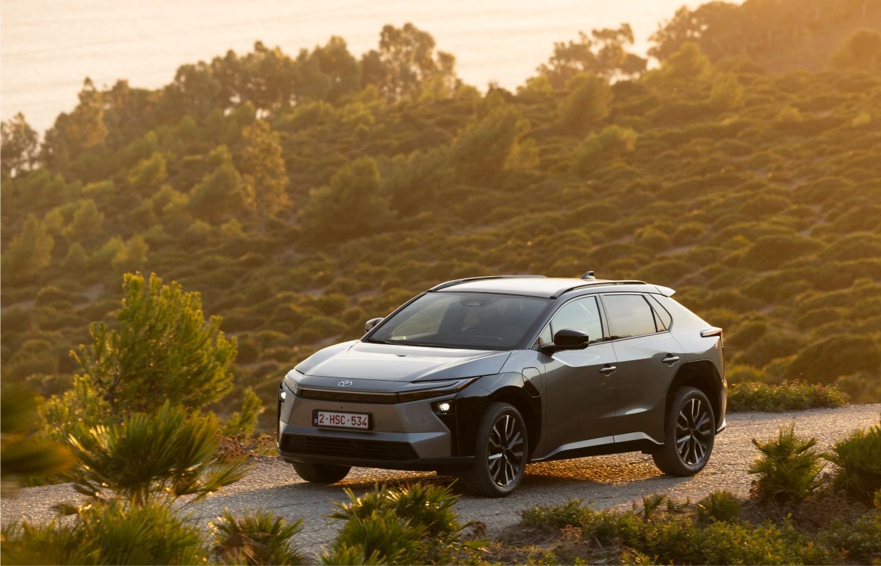 Handling- und Farberlebnis-Plus: Der bZ4X hat bei den Dynamik-Talenten klar zugelegt, auch die Reichweitensicherheit wurde deutlich verbessert.