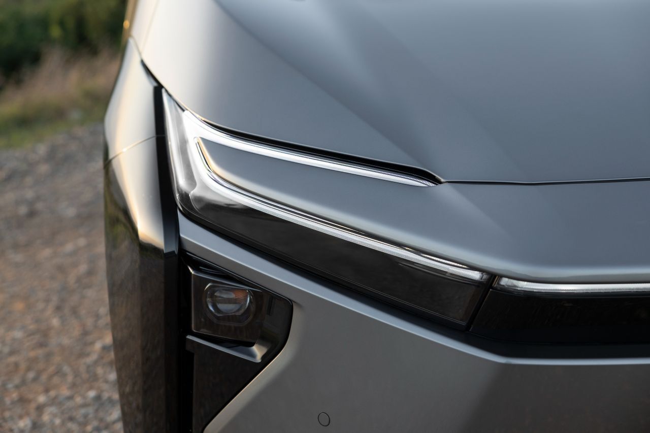 Die schmalen LED-Streifen sind akkuart in die Karosserie eingepasst.