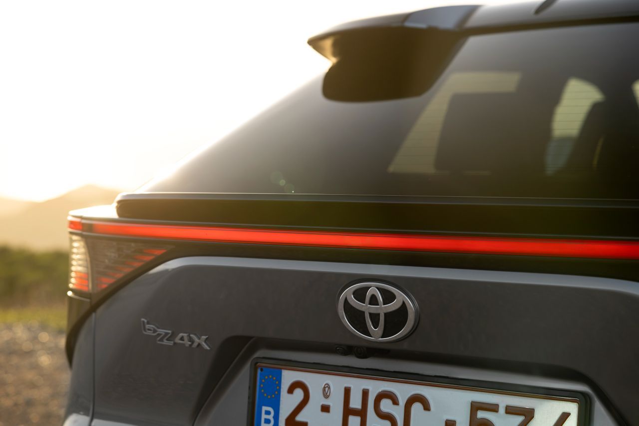 Ein winziger Spoiler an der Heck-Kante sorgt für optimierte Aerodynamik.