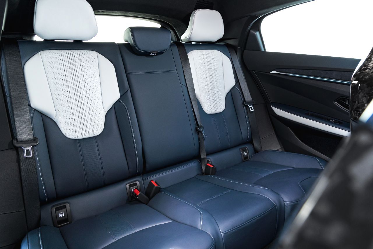 In Reihe zwei ist die Kopffreiheit ein wenig knapp bemessen – zumindest für Menschen über 1,80 Meter.