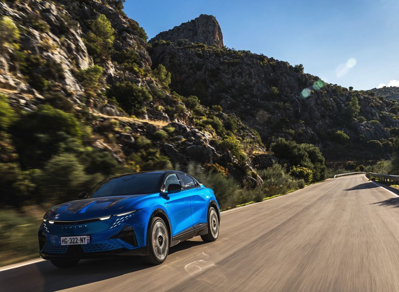 Fazit von Motorprofis-Tester Stefan Pabeschitz: „Ein GT, solide und zugleich quicklebendig. Erst einmal in Bewegung, ist sie sauschnell und ein echter Vorzeige-Dynamiker. Zudem ein im reinsten Wortsinn heißer Tipp für Individualisten, die nicht im Marken- und Design-Mainstream mitschwimmen wollen.