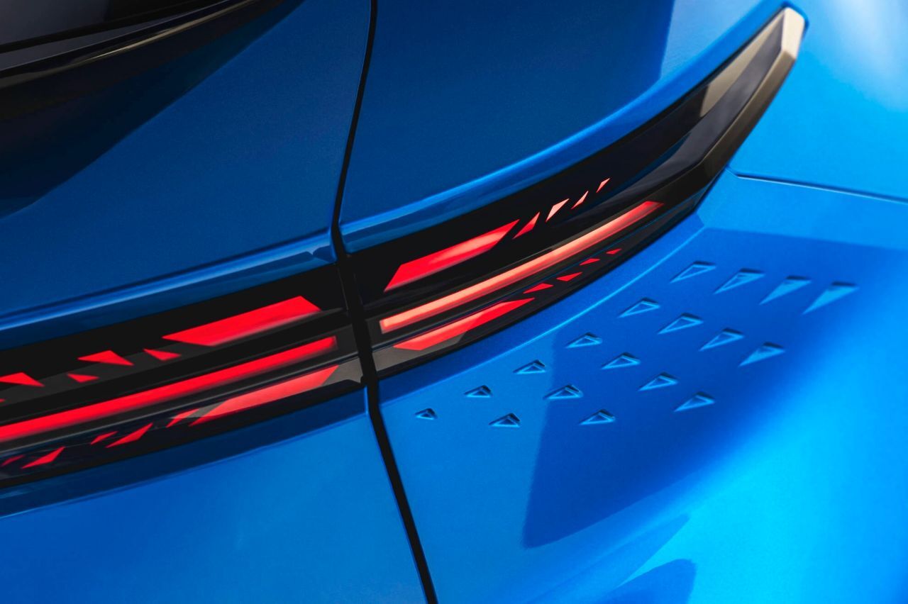 Die schmalen Rücklichter und ihre Grafik zitieren die A110.