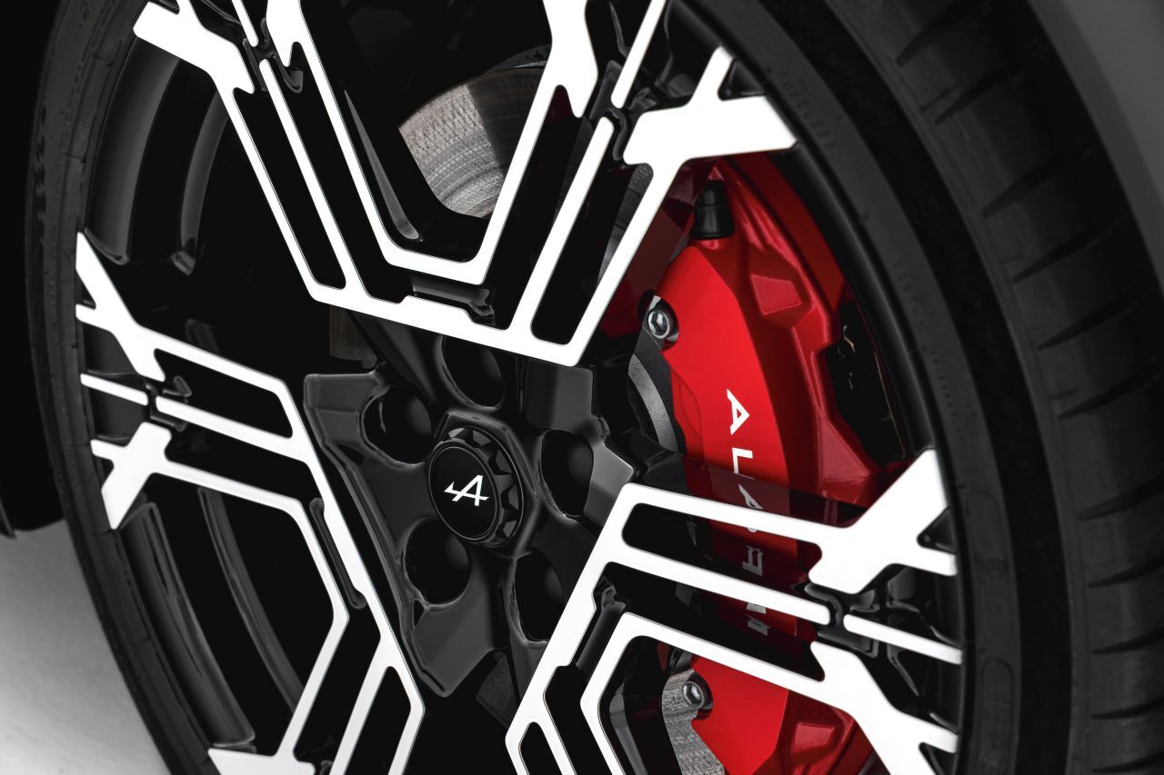 Felgen im Schnee-Kristall-Layout, roten Sechskolben-Sättel.