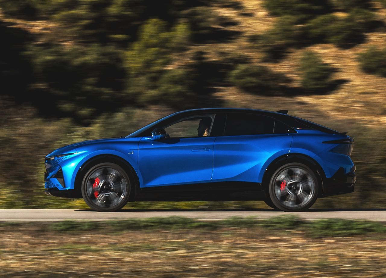 Betont sportlich: A390 mit flach verlaufender Dachlinie und kaum mehr Bodenfreiheit, als eine herkömmliche Hatchback-Limousine.