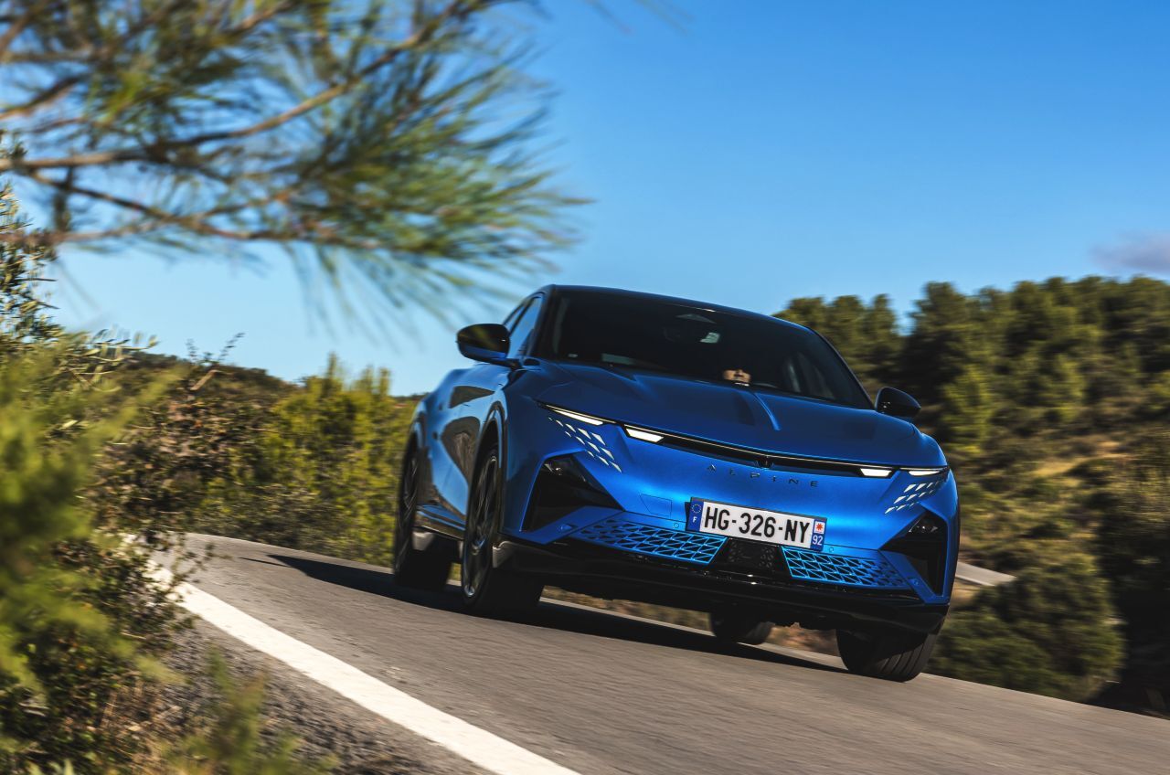 Die A390 ist das erste Modell in der Markengeschichte mit mehr als zwei Türen und kommt dazu im SUV-Crossover-Look.