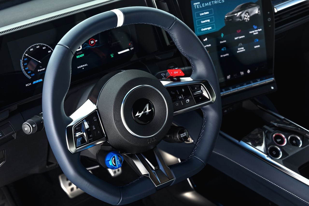 Alles im Griff: Auf dem Sportlenkrad finden sich ein Regler für die Rekuperation (blau), ein Overboost-Knopf (rot) und der Fahrmodi-Schalter (schwarz).