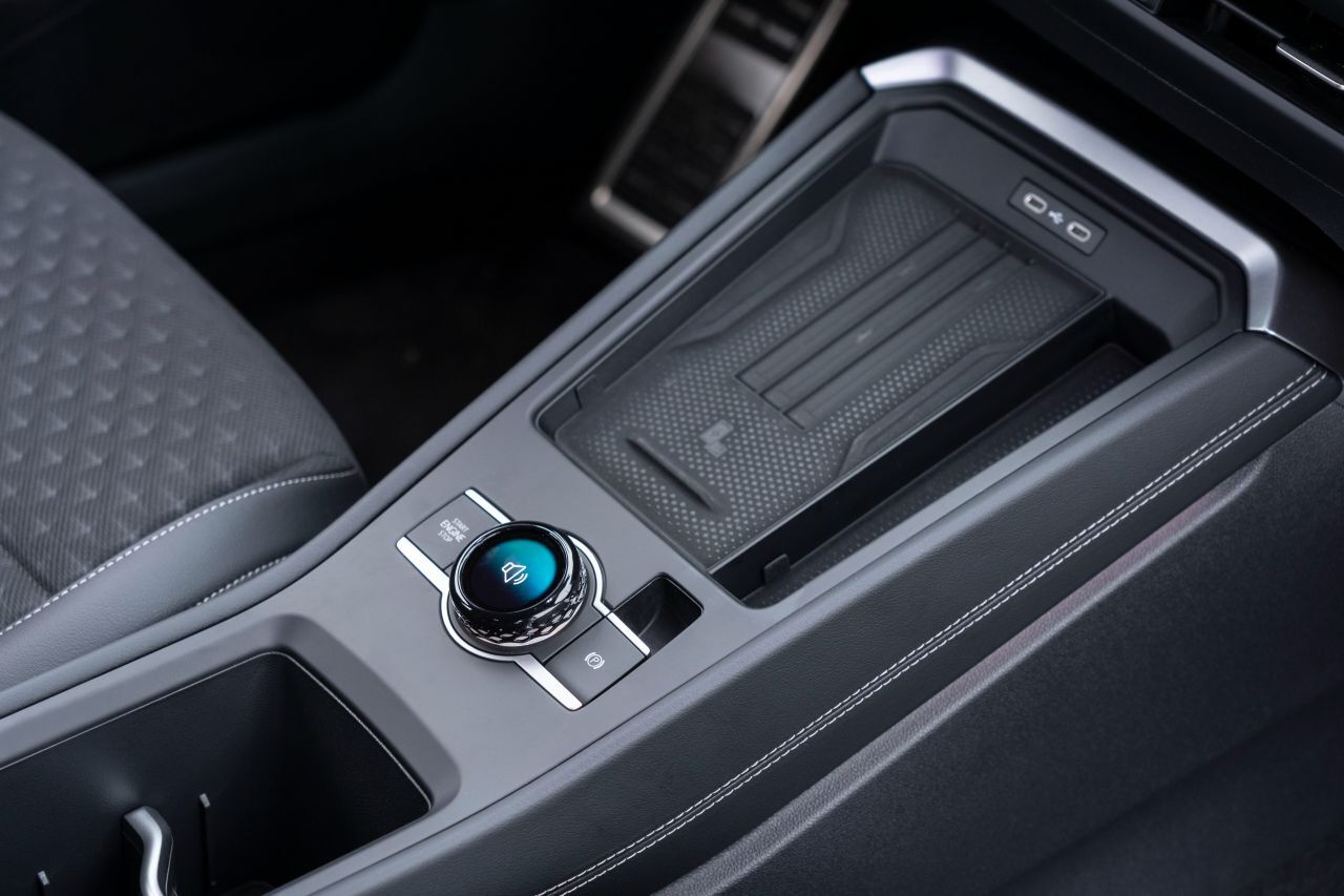 Das Mobiltelefon liegt hier, nah am Fahrer in der hohen Mittelkonsole.