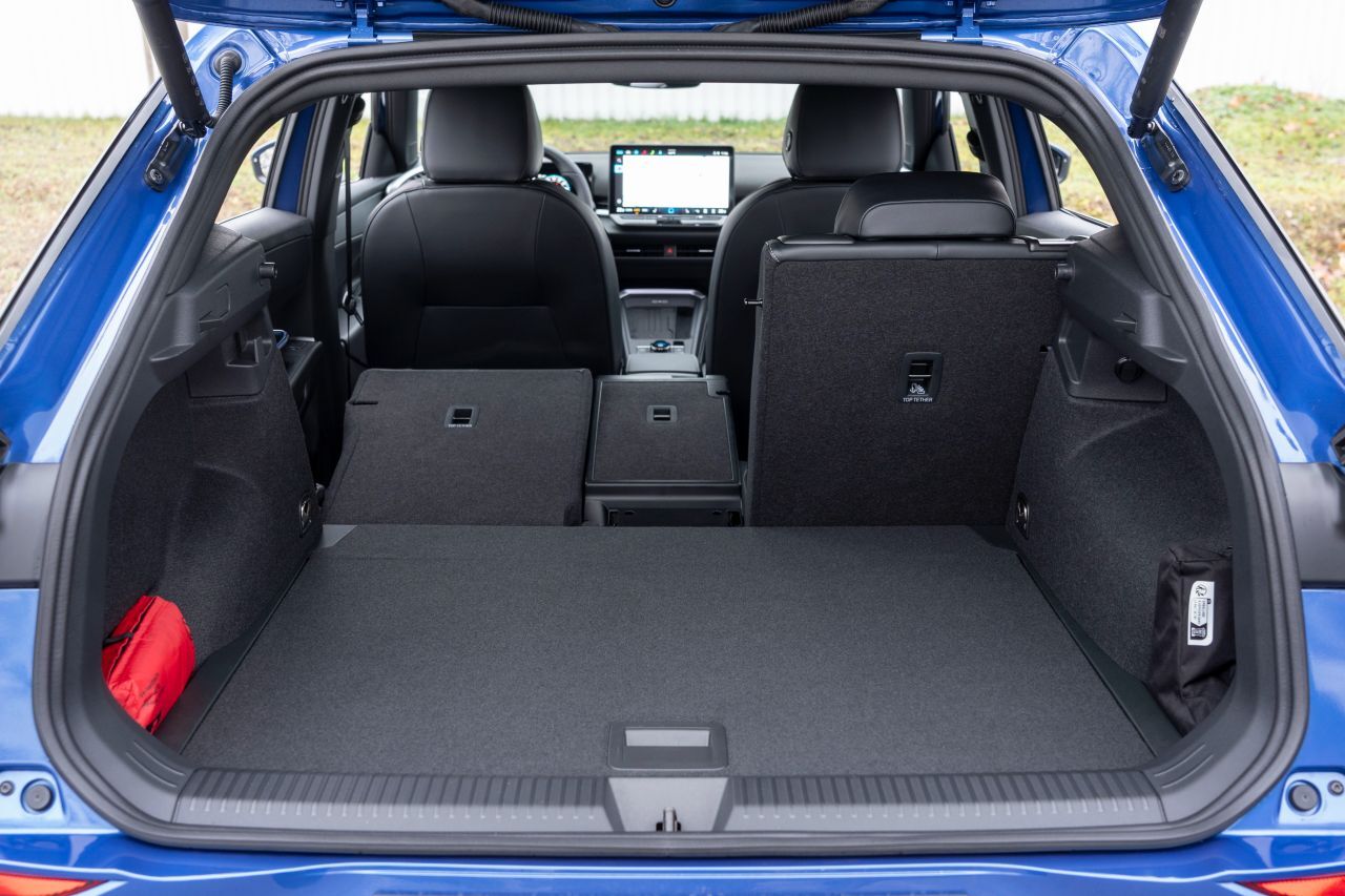Reihe zwei genießt gute Beinfreiheit, dahinter geht sich noch ein ordentliches Kofferraumvolumen von 465 Litern aus. Maximalvolumen 1.350 Liter.