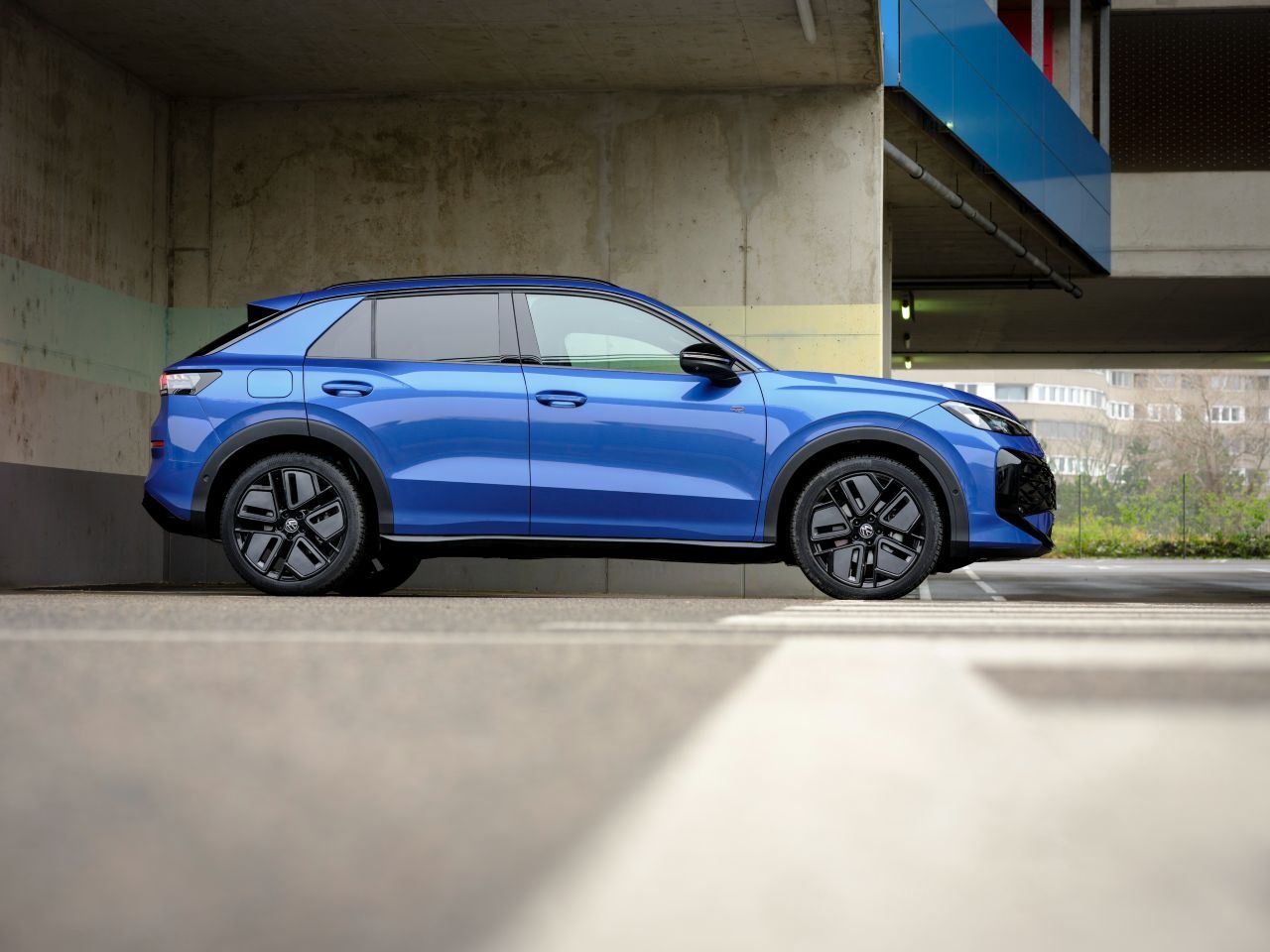 Fazit von Motorprofis-Tester Fabian Steiner: „Der T-Roc kommt mit dem seriösen Wohlstandsgefühl, das VW in den vergangenen Jahrzehnten groß gemacht hat: Erwachsen und auf positive Art konservativ im Innenraum. Resch und ausgewogen beim Fahren, zudem leise auf der Autobahnreise. Dass die zweite Generation nach einem Wachstumsschub groß genug für die Familie ist, wird den potenziellen Kundenkreis leicht verschieben, aber insgesamt erweitern.