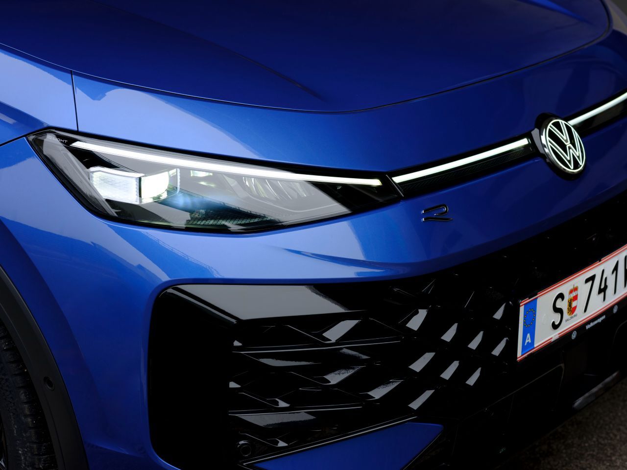 Durchgehende Lichtleiste mit beleuchtetem Logo und R-Line-Lufteinlässe.