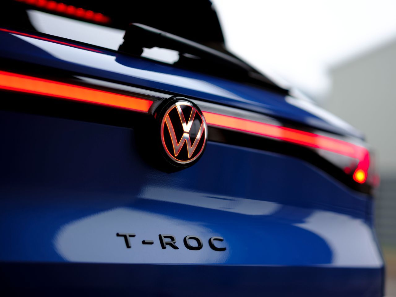 Auch hinten wird über die ganze Breite beleuchtet und das Logo einbezogen.