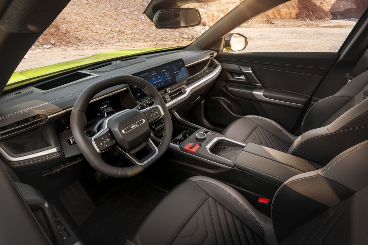 Trotz kantig-robustem Design natürlich kein spartanischer Arbeitsplatz, sondern ein modernes und auch hochwertiges Cockpit.