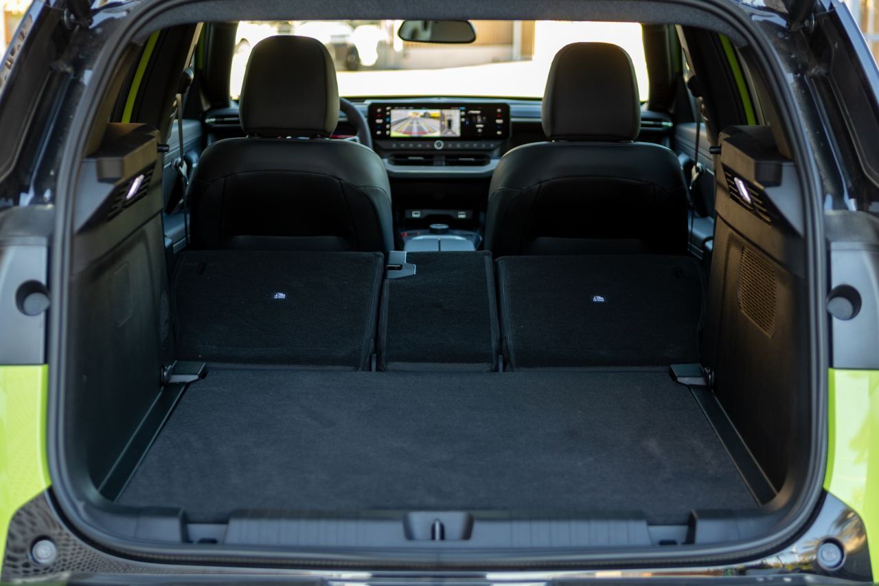 Hinter der Heckklappe wartet ein bis zu 550 Liter Volumen fassender Gepäckraum – das ist mehr als ordentlich und 45 Liter mehr als bisher.