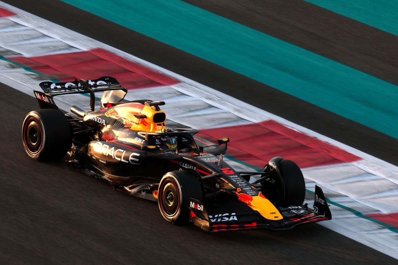 Isack Hadjar (hier bei den Tests) wird 2026 im Red-Bull-Racing-Boliden mit der Nummer 6 an der Seite Verstappens fahren.