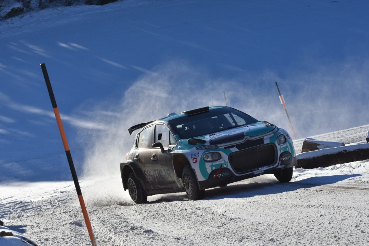 Mads Østberg, der international größte Star der Jänner-Rallye 2026, in den Farben von Citroen.