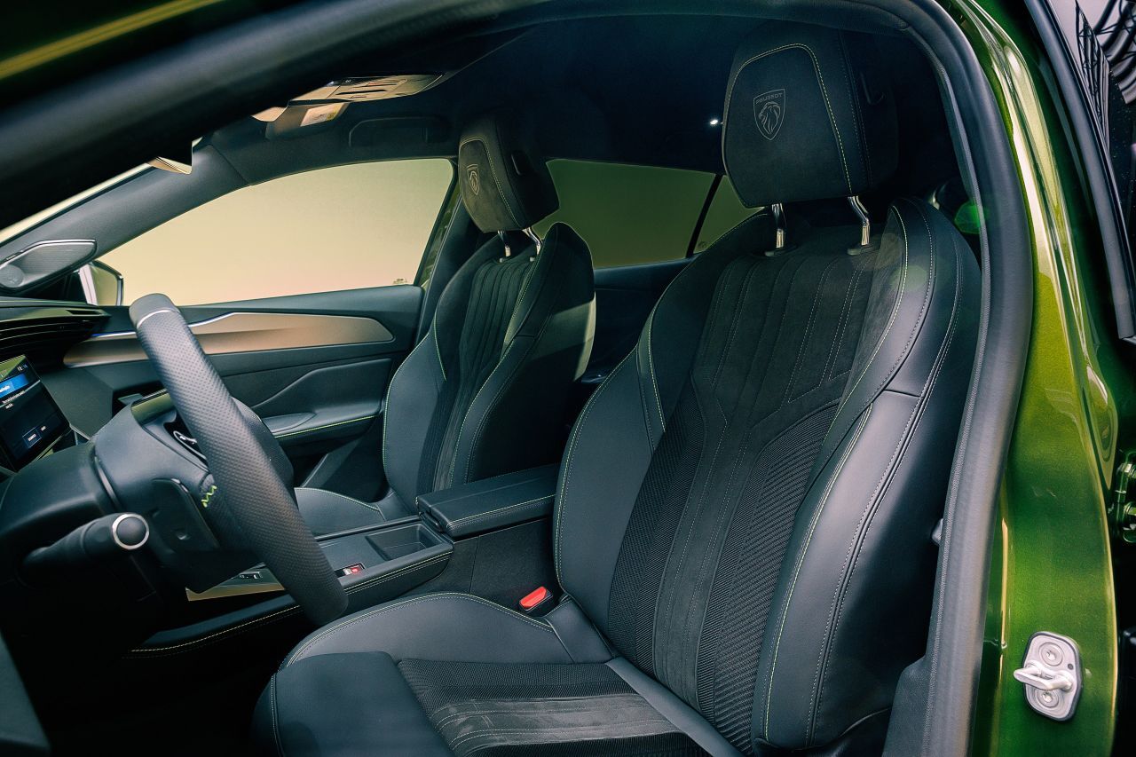 AGR-zertifizierte Sitze mit umfangreichen Einstellmöglichkeiten, Massagefunktion, Heizoptionen und Memory-Funktion.