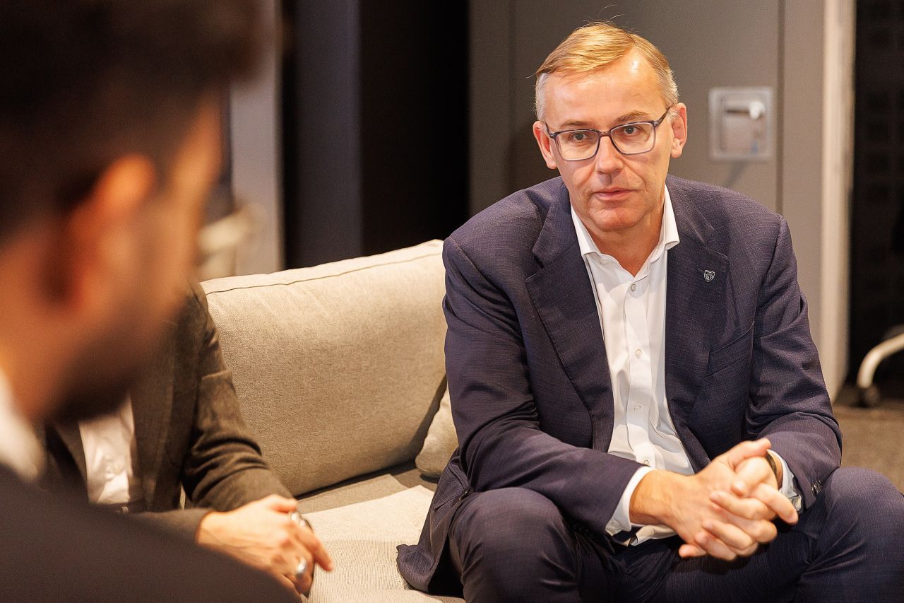 CEO Alain Favey über den 408: „Das Design polarisiert positiv und fällt auf der Straße sofort auf. Er ist kein klassisches Mainstreamprodukt