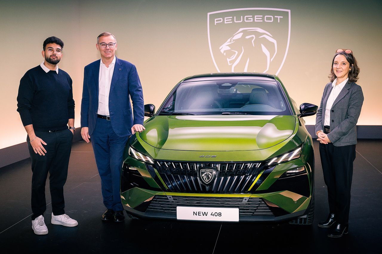 Motorprofis-Redakteur Johannes Ibrahim, Peugeot-Chef Alain Favey und Produktdirektorin Agnès Tesson-Faget mit dem neuen 408.