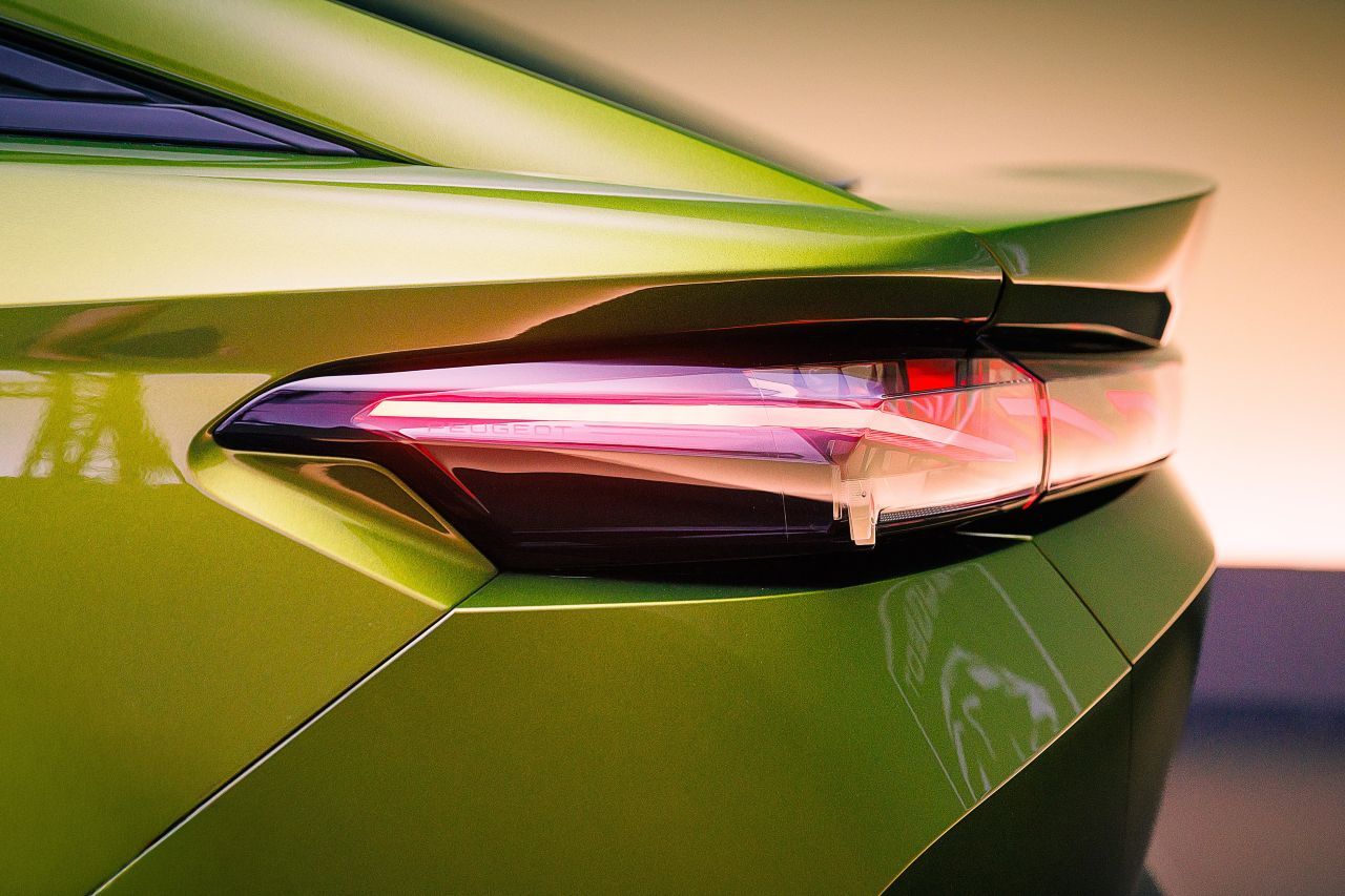 … das Fließheck mit markanter Spoilerkante.