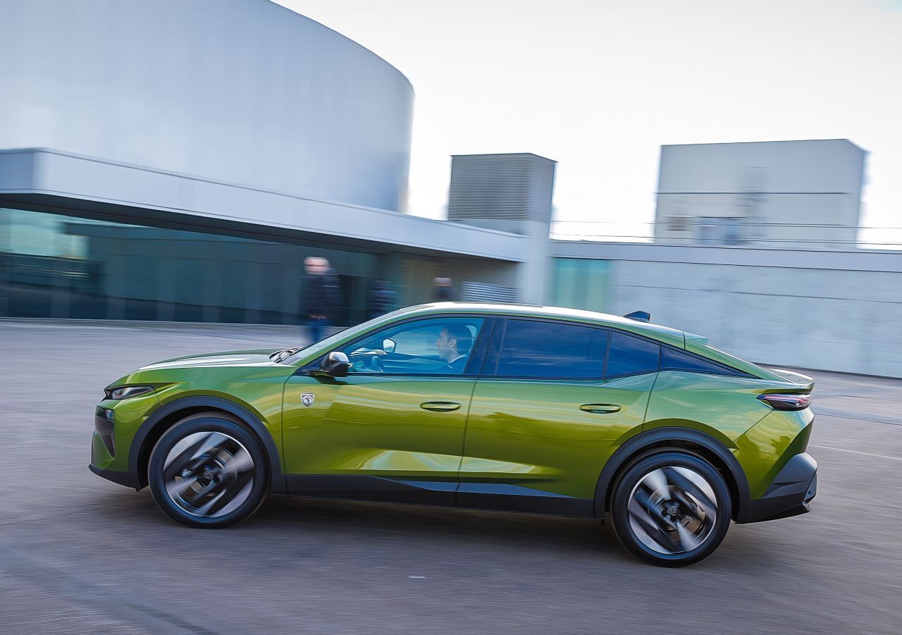 Kunststoff-Schutzleisten einerseits, und eine Gesamthöhe von lediglich 1,48 Metern andererseits, sorgen für den Mix aus Robustheit und Schnittigkeit.