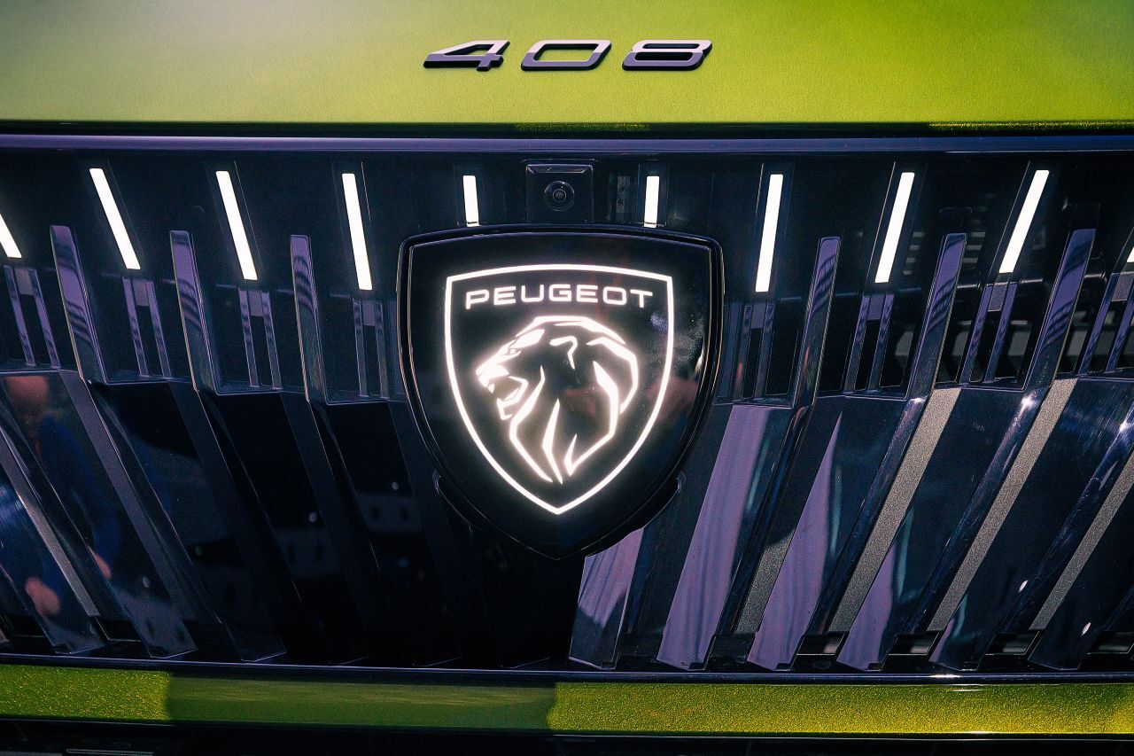 Das Markenlogo und der Grill werden künftig LED-beleuchtet.