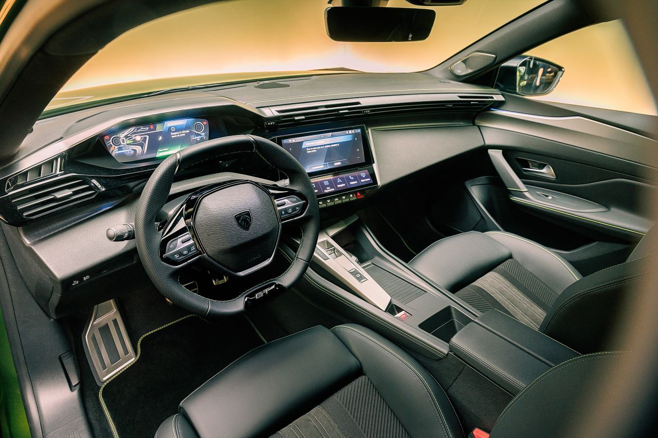 Das bekannte i-Cockpit-Layout bleibt erhalten, wirkt aber klarer strukturiert. Serienmäßig ist ein digitales Kombiinstrument mit überarbeiteten Grafiken …