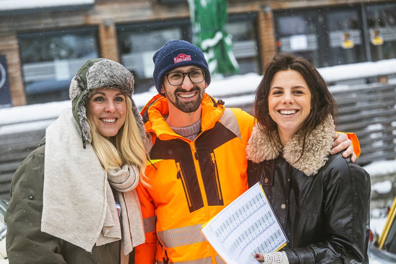 Laura Kraihamer war eine der prominenten Starterinnen bei der Planai-Classic 2026 – hier mit Max Glöckner und Chiara du Monde.
