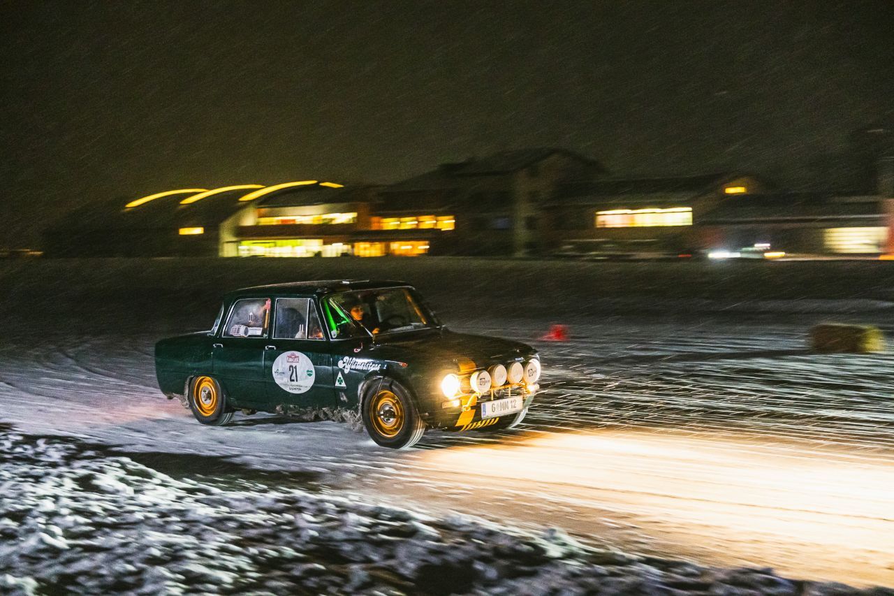 Die Siegerinnen: die Geschwister Voglar in ihrem Alfa.