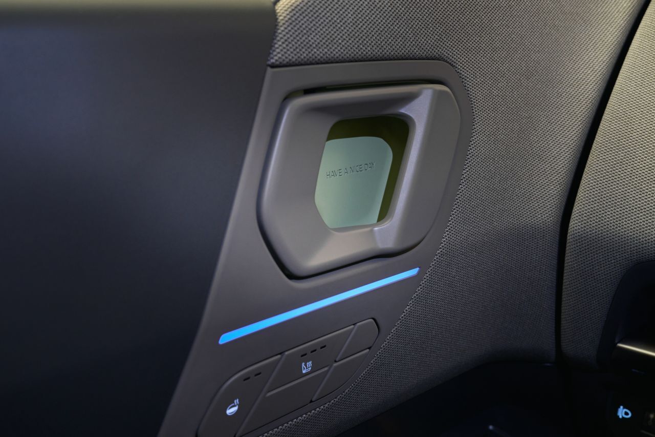 … Schalen der Türgriffe verabschiedet er die Passagiere: „Have a nice Day